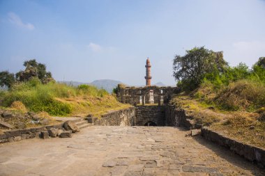 Aurangabad 'ın yaklaşık 15 km kuzeybatısındaki Devgiri Kalesi' nin tepesinden bakıldığında ortaçağ döneminin en güçlü kalelerinden biriydi. Merkez kale 200 metre yükseklikte..