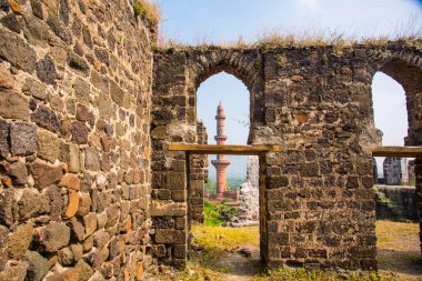 Aurangaabd 'ın yaklaşık 15 km kuzeybatısında bulunan Antik Daulatabad Kalesi veya Devgiri Kalesi ortaçağ döneminin en güçlü kalelerinden biriydi. 14. yüzyılda inşa edilmiş..