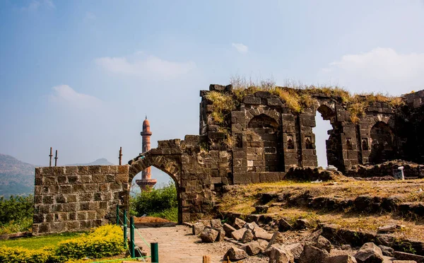 Aurangaabd 'ın yaklaşık 15 km kuzeybatısında bulunan Antik Daulatabad Kalesi veya Devgiri Kalesi ortaçağ döneminin en güçlü kalelerinden biriydi. 14. yüzyılda inşa edilmiş..
