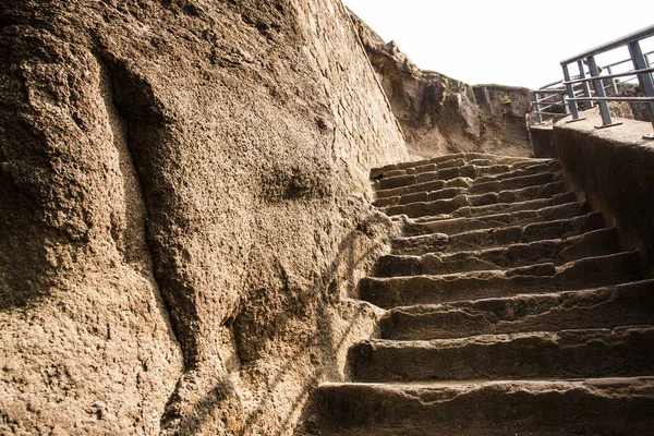 Aurangaabd 'ın yaklaşık 15 km kuzeybatısında bulunan Antik Daulatabad Kalesi veya Devgiri Kalesi ortaçağ döneminin en güçlü kalelerinden biriydi. 14. yüzyılda inşa edilmiş..