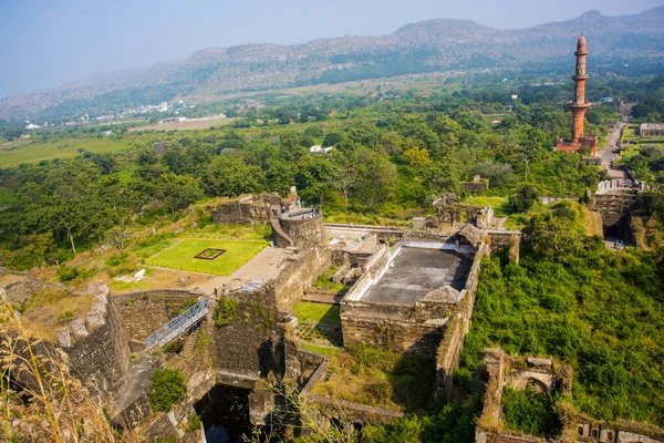 Aurangabad 'ın yaklaşık 15 km kuzeybatısındaki Devgiri Kalesi' nin tepesinden bakıldığında ortaçağ döneminin en güçlü kalelerinden biriydi. Merkez kale 200 metre yükseklikte..
