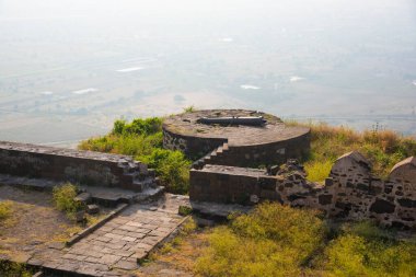 Aurangabad 'ın yaklaşık 15 km kuzeybatısındaki Devgiri Kalesi' nin tepesinden bakıldığında ortaçağ döneminin en güçlü kalelerinden biriydi. Merkez kale 200 metre yükseklikte..