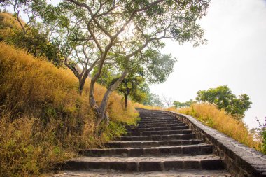 Aurangabad 'ın yaklaşık 15 km kuzeybatısındaki Devgiri Kalesi' nin tepesinden bakıldığında ortaçağ döneminin en güçlü kalelerinden biriydi. Merkez kale 200 metre yükseklikte..