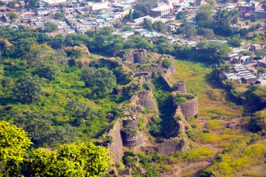 Aurangabad 'ın yaklaşık 15 km kuzeybatısındaki Devgiri Kalesi' nin tepesinden bakıldığında ortaçağ döneminin en güçlü kalelerinden biriydi. Merkez kale 200 metre yükseklikte..