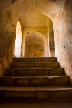 Aurangabad 'ın yaklaşık 15 km kuzeybatısındaki Devgiri Kalesi' nin tepesinden bakıldığında ortaçağ döneminin en güçlü kalelerinden biriydi. Merkez kale 200 metre yükseklikte..