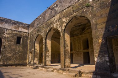 Aurangaabd 'ın yaklaşık 15 km kuzeybatısında bulunan Antik Daulatabad Kalesi veya Devgiri Kalesi ortaçağ döneminin en güçlü kalelerinden biriydi. 14. yüzyılda inşa edilmiş..