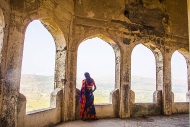 DAULATABAD, MAHARASHTRA, INDIA 26 Kasım 2019: Aurangabad, Maharashtra, Hindistan yakınlarındaki Antik Daulatabad kalesine turist ziyareti MS 14. yüzyılda inşa edildi..