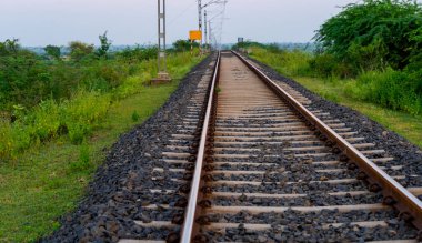 Hindistan 'daki demiryolu arazisi kırsal kesimlerden geçiyor.