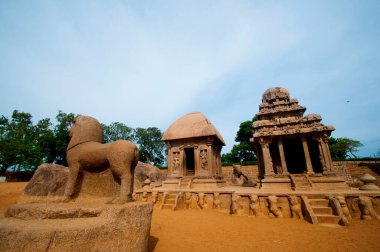 Mahabalipuram 'daki Panch Rathas Monolitik Hindu Tapınağı. Büyük Güney Hindistan mimarisi, etkileyici mimari alanı. Güney Hindistan 'daki Dünya Mirası, Tamil Nadu, Mamallapuram