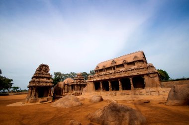 Mahabalipuram 'daki Panch Rathas Monolitik Hindu Tapınağı. Büyük Güney Hindistan mimarisi, etkileyici mimari alanı. Güney Hindistan 'daki Dünya Mirası, Tamil Nadu, Mamallapuram