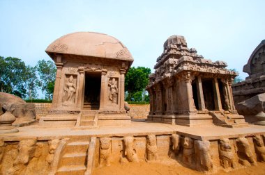 Mahabalipuram 'daki Panch Rathas Monolitik Hindu Tapınağı. Büyük Güney Hindistan mimarisi, etkileyici mimari alanı. Güney Hindistan 'daki Dünya Mirası, Tamil Nadu, Mamallapuram