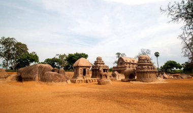 Mahabalipuram 'daki Panch Rathas Monolitik Hindu Tapınağı. Büyük Güney Hindistan mimarisi, etkileyici mimari alanı. Güney Hindistan 'daki Dünya Mirası, Tamil Nadu, Mamallapuram