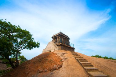 UNESCO 'nun Dünya Mirası Sitesi, 7. yüzyılın sonlarından kalma Hint kaya kesimi mimarisi, Mahabalipuram, Hindistan' daki kaya kesimli bir mağara tapınağı..
