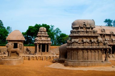 Mahabalipuram 'daki Panch Rathas Monolitik Hindu Tapınağı. Büyük Güney Hindistan mimarisi, etkileyici mimari alanı. Güney Hindistan 'daki Dünya Mirası, Tamil Nadu, Mamallapuram