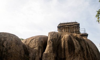 UNESCO 'nun Dünya Mirası Sitesi, 7. yüzyılın sonlarından kalma Hint kaya kesimi mimarisi, Mahabalipuram, Hindistan' daki kaya kesimli bir mağara tapınağı..