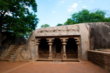 UNESCO 'nun Dünya Mirası Sitesi, 7. yüzyılın sonlarından kalma Hint kaya kesimi mimarisi, Mahabalipuram, Hindistan' daki kaya kesimli bir mağara tapınağı..
