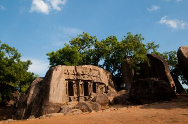 UNESCO 'nun Dünya Mirası Sitesi, 7. yüzyılın sonlarından kalma Hint kaya kesimi mimarisi, Mahabalipuram, Hindistan' daki kaya kesimli bir mağara tapınağı..