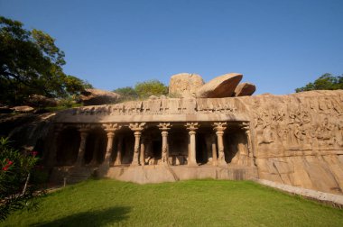 UNESCO 'nun Dünya Mirası Sitesi, 7. yüzyılın sonlarından kalma Hint kaya kesimi mimarisi, Mahabalipuram, Hindistan' daki kaya kesimli bir mağara tapınağı..