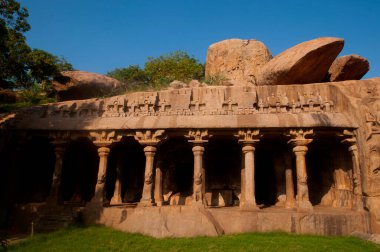 UNESCO 'nun Dünya Mirası Sitesi, 7. yüzyılın sonlarından kalma Hint kaya kesimi mimarisi, Mahabalipuram, Hindistan' daki kaya kesimli bir mağara tapınağı..