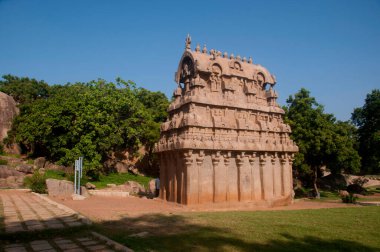 UNESCO 'nun Dünya Mirası Sitesi, 7. yüzyılın sonlarından kalma Hint kaya kesimi mimarisi, Mahabalipuram, Hindistan' daki kaya kesimli bir mağara tapınağı..