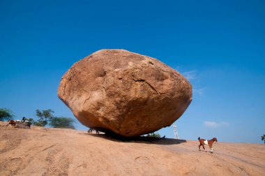 Krishnas Butterball, Dengeli dev kaya taşı, Mahabalipuram, Tamil Nadu, Hindistan