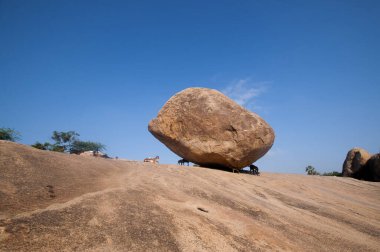Krishnas Butterball, Dengeli dev kaya taşı, Mahabalipuram, Tamil Nadu, Hindistan