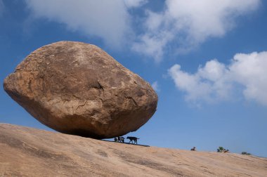 Krishnas Butterball, Dengeli dev kaya taşı, Mahabalipuram, Tamil Nadu, Hindistan