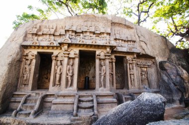 UNESCO 'nun Dünya Mirası Sitesi, 7. yüzyılın sonlarından kalma Hint kaya kesimi mimarisi, Mahabalipuram, Hindistan' daki kaya kesimli bir mağara tapınağı..