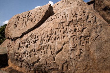 Bas kabartma heykel taşı Mahabalipuram 'daki antik mağara tapınağını, UNESCO' nun Dünya Mirası Alanı, Tamil Nadu, Hindistan.