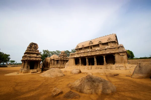 Mahabalipuram 'daki Panch Rathas Monolitik Hindu Tapınağı. Büyük Güney Hindistan mimarisi, etkileyici mimari alanı. Güney Hindistan 'daki Dünya Mirası, Tamil Nadu, Mamallapuram