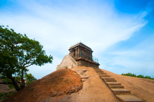UNESCO 'nun Dünya Mirası Sitesi, 7. yüzyılın sonlarından kalma Hint kaya kesimi mimarisi, Mahabalipuram, Hindistan' daki kaya kesimli bir mağara tapınağı..