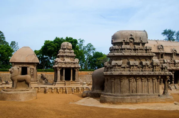Mahabalipuram 'daki Panch Rathas Monolitik Hindu Tapınağı. Büyük Güney Hindistan mimarisi, etkileyici mimari alanı. Güney Hindistan 'daki Dünya Mirası, Tamil Nadu, Mamallapuram