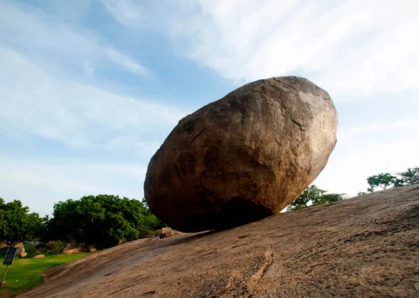 Krishnas Butterball, Dengeli dev kaya taşı, Mahabalipuram, Tamil Nadu, Hindistan