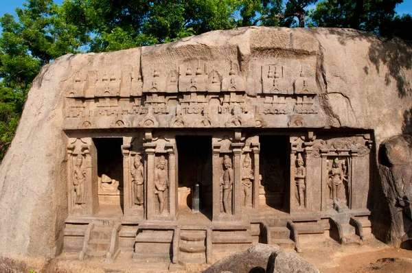 UNESCO 'nun Dünya Mirası Sitesi, 7. yüzyılın sonlarından kalma Hint kaya kesimi mimarisi, Mahabalipuram, Hindistan' daki kaya kesimli bir mağara tapınağı..