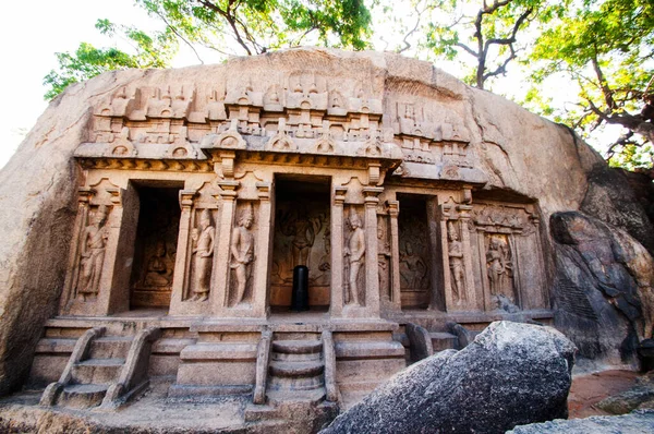 UNESCO 'nun Dünya Mirası Sitesi, 7. yüzyılın sonlarından kalma Hint kaya kesimi mimarisi, Mahabalipuram, Hindistan' daki kaya kesimli bir mağara tapınağı..