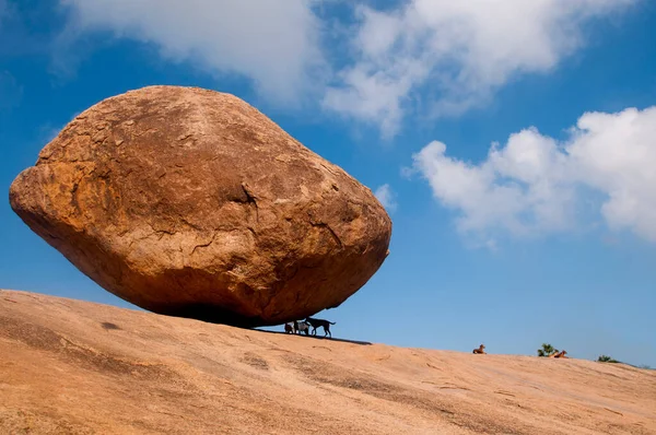 Krishnas Butterball, Dengeli dev kaya taşı, Mahabalipuram, Tamil Nadu, Hindistan