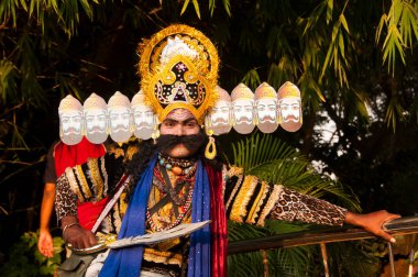 Raavan, Empresyonist ya da Behrupiya gibi giyinmiş bir empresyonist portresi Hindistan 'ın geleneksel sanatçısıdır..