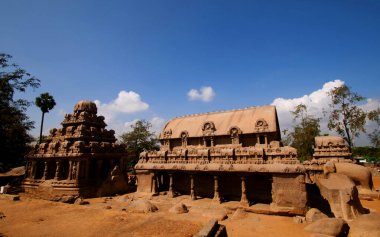 Mahabalipuram 'daki Panch Rathas Monolitik Hindu Tapınağı. Büyük Güney Hindistan mimarisi, etkileyici mimari alanı. Güney Hindistan 'daki Dünya Mirası, Tamil Nadu, Mamallapuram
