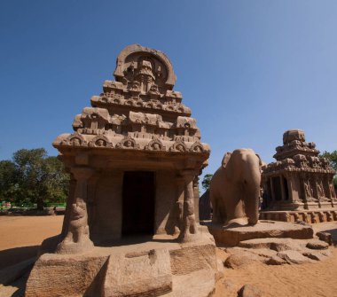 Mahabalipuram 'daki Panch Rathas Monolitik Hindu Tapınağı. Büyük Güney Hindistan mimarisi, etkileyici mimari alanı. Güney Hindistan 'daki Dünya Mirası, Tamil Nadu, Mamallapuram