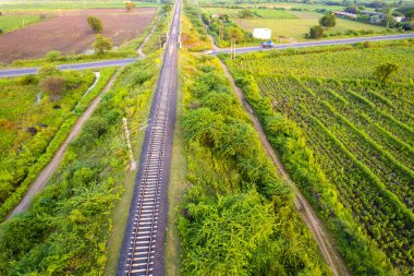 Hindistan 'daki demiryolu arazisi kırsal kesimlerden geçiyor.