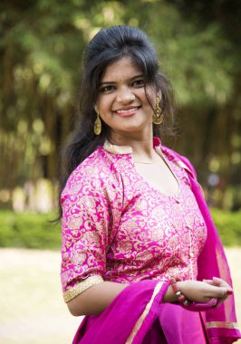 Geleneksel kıyafetli güzel bir Hintli kızın açık hava portresi..