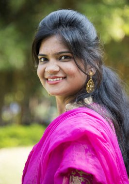 Geleneksel kıyafetli güzel bir Hintli kızın açık hava portresi..