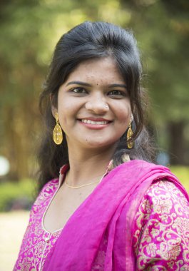 Geleneksel kıyafetli güzel bir Hintli kızın açık hava portresi..