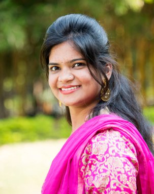 Geleneksel kıyafetli güzel bir Hintli kızın açık hava portresi..