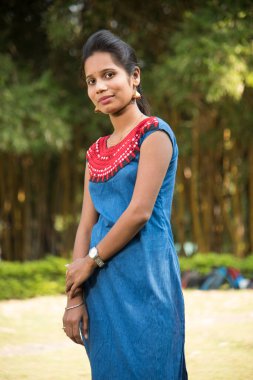 Parktaki güzel Hintli kızın açık hava portresi.