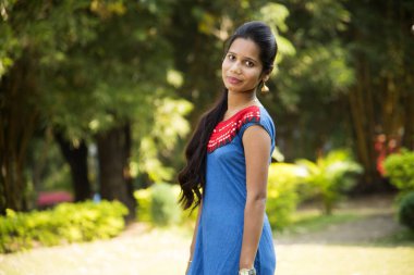 Parktaki güzel Hintli kızın açık hava portresi.