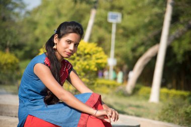 Parktaki güzel Hintli kızın açık hava portresi.