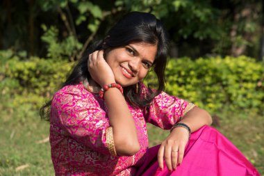 Parktaki güzel Hintli kızın açık hava portresi.