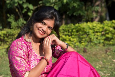 Parktaki güzel Hintli kızın açık hava portresi.