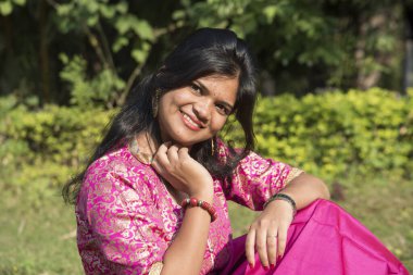 Parktaki güzel Hintli kızın açık hava portresi.